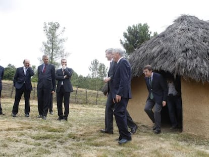 Feij&oacute;o, saliendo de una r&eacute;plica experimental de una campa&ntilde;a prehist&oacute;rica en Campo Lameiro