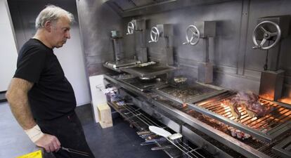 Bittor Arginzoniz, cocinero del restaurante Etxebarri en Atxondo (Bizkaia), especializado en comida preparada a la parrilla.