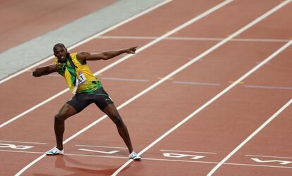 Bolt celebra su triunfo en los 200m.