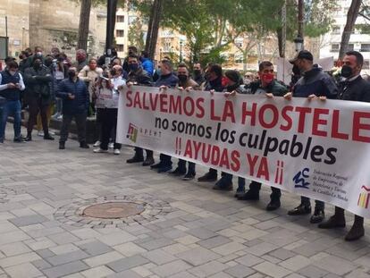 Hosteleros de Toledo y Albacete pidiendo ayudas directas por el cierre de sus negocios. 