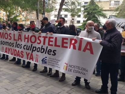 Hosteleros de Toledo y Albacete pidiendo ayudas directas por el cierre de sus negocios.