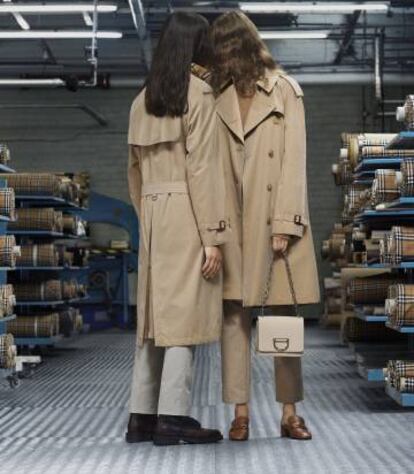 Dos 'trenchs' personalizados de Burberry.