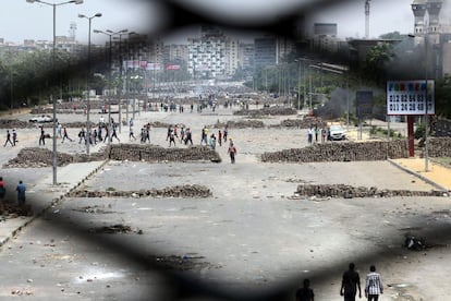 Vista general de una calle en la que se ven las barricadas que han levantado los partidarios de Morsi para defenderse en sus choque con la polic&iacute;a. 