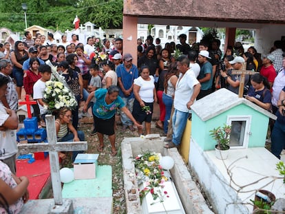 Familiares y amigos durante el funeral de Aitana, el pasado 12 de julio en el municipio de Tinum, en Yucatán.