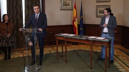 Pedro Sánchez junto a Pablo Iglesias este martes en el Congreso.