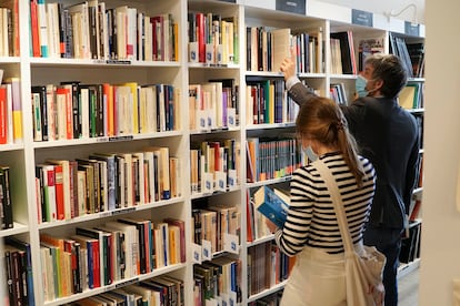 El politólogo Román Echániz busca libros de Calleja en la librería Re-Read