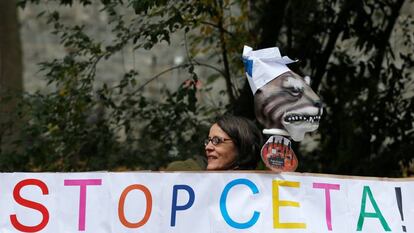 Una mujer protesta contra el CETA frente al parlamento de la regi&oacute;n valona de Namur, este viernes.