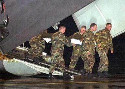 En la imagen, los soldados trasladan entre nueve y doce heridos a las instalaciones médicas.