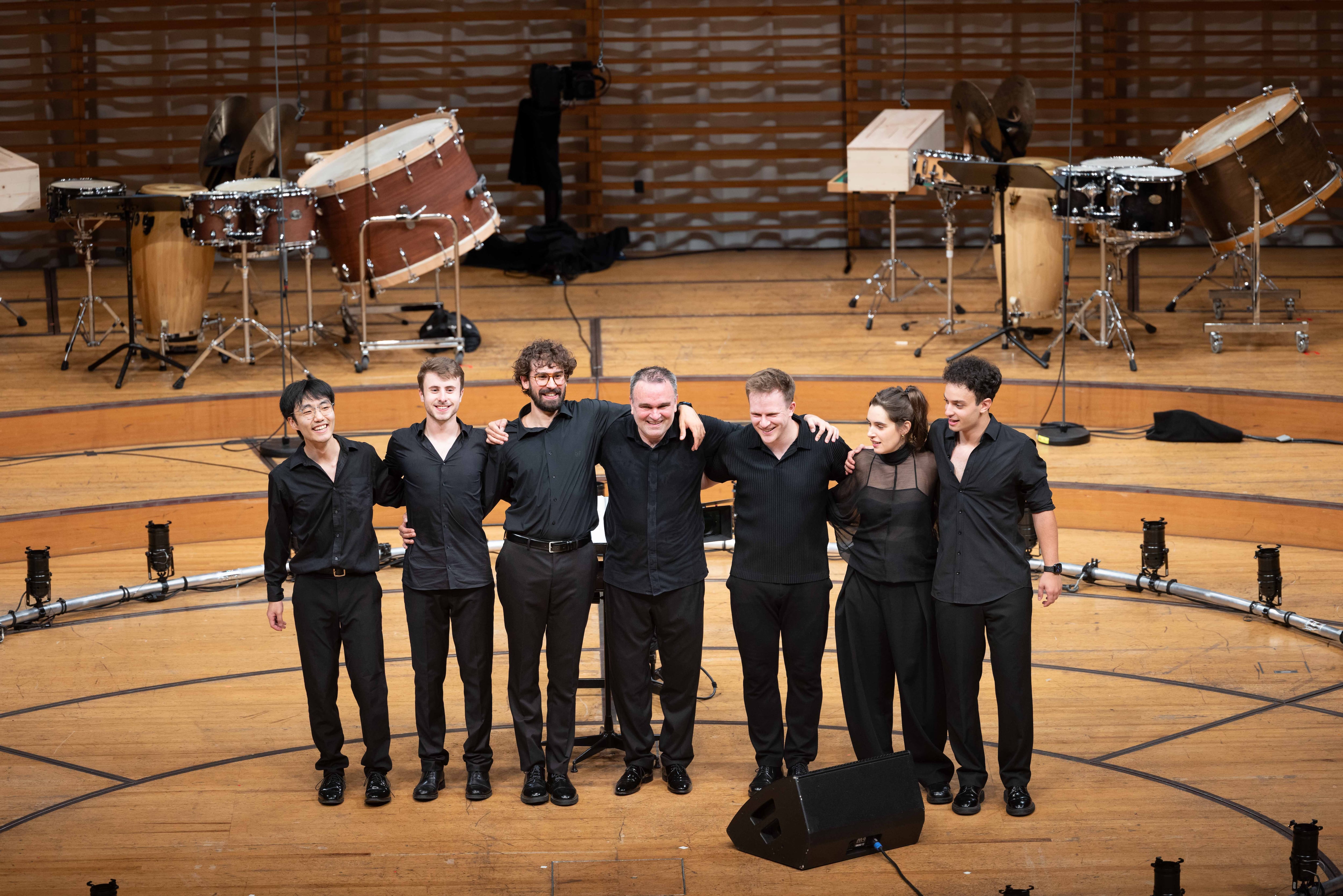 Jörg Widmann y los seis percusionistas que tocan en la segunda parte de ‘Tutuguri’ reciben abrazados los aplausos del público.