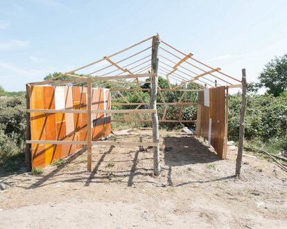 El fotógrafo quedó asombrado al ver las habilidades de construcción que tenían los habitantes del campo de Calais, especialmente los refugiados africanos. Lo que más le gustaba era ver cómo utilizaban las ramas de los árboles para calzar la tienda y hacerla más sólida. Cómo usaban las mantas para el aislamiento y cómo se subían a la parte superior del esqueleto de la tienda para hacer esto. https://www.flickr.com/photos/marcotiberio/20427695435/in/ album-72157656984217982