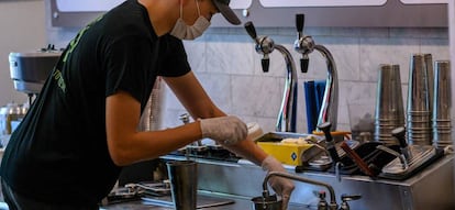 Un trabajador, en un restaurante de Arlington (Virginia, Estados Unidos).