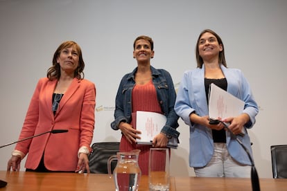 De izquierda a derecha, Uxue Barkos (Geroa Bai), María Chivite (PSN) y Begoña Alfaro (Contigo-Zurekin), en la presentación del acuerdo de gobierno, el martes en Pamplona.