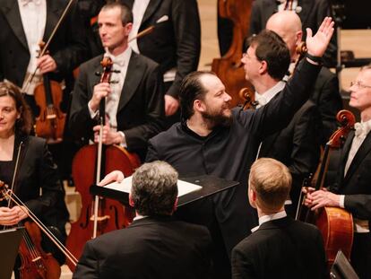 Andris Nelsons, mezclado entre los músicos de la Filarmónica de Viena al final del concierto del pasado martes.