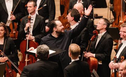 Andris Nelsons, mezclado entre los músicos de la Filarmónica de Viena al final del concierto del pasado martes.