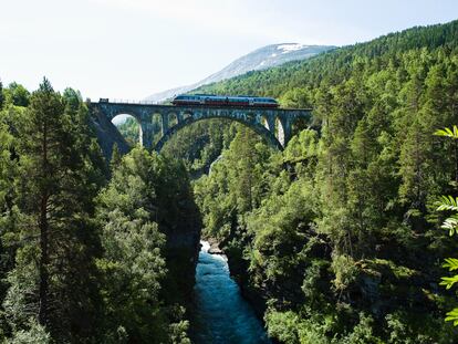 El ferrocarril panorámico de Rauma sobre el puente Kylling.