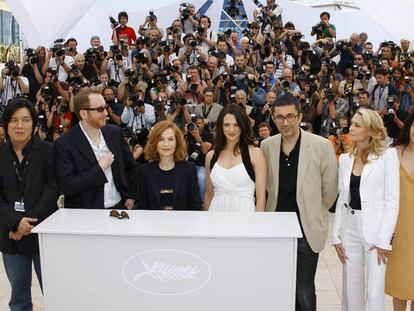 Parte del jurado de Cannes. De izquierda a derecha: el cineasta Lee Chang-Dong, el realizador James Gray, la actriz Isabelle Huppert (presidenta del jurado), la actriz y directora Asia Argento, el cineasta Nuri Bilge Ceylan, la actriz Robin Wright-Penn, la actriz Shi Qi y el escritor y guionista Hanif Kureishi.