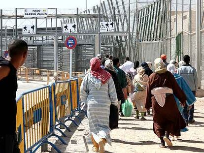 Mujeres marroquíes dirigiéndose ayer hacia Melilla a través de la frontera de Barrio Chino.