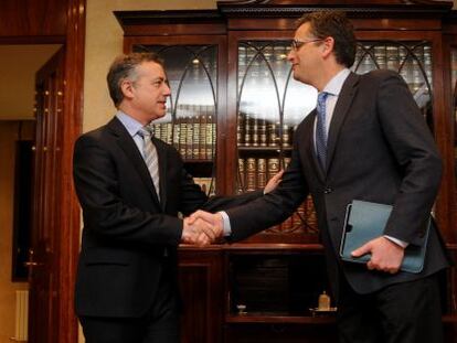El 'lehendakari' Urkullu (izquierda) saluda a Basagoiti al inicio de su reunión.