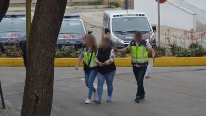 La Policia, en el momento de detener a la presunta estafadora