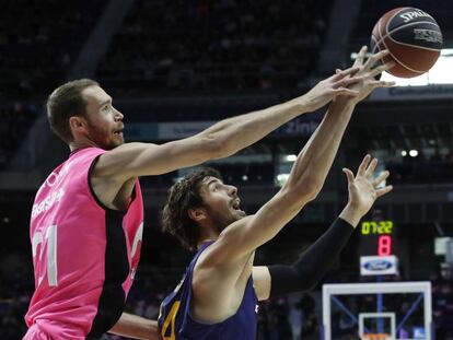 Alec Brown y Ante Tomic pugnan por un bal&oacute;n