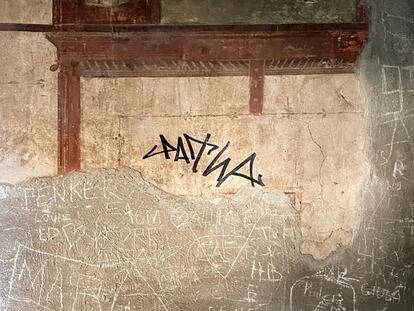 La pared de una de las antiguas casas de la milenaria ciudad de Herculano rayada con rotulador permanente.