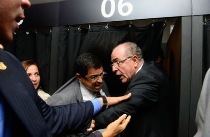 Escolha da comissão que analisará o pedido de impeachment de Dilma é marcada por empurra-empurra.
