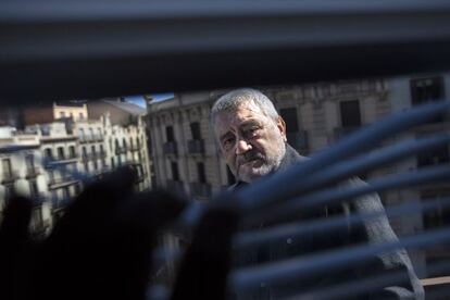 El editor Gonzalo Pontón, en el balcón de su editorial en Barcelona.