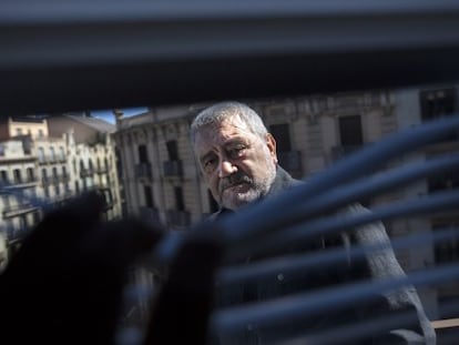 El editor Gonzalo Pontón, en el balcón de su editorial en Barcelona.