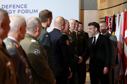 Emmanuel Macron, el martes en París con los jefes militares de diferentes países de la Unión Europea y la OTAN.