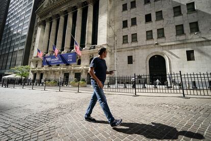 Un hombre camina frente a Wall Street, este miércoles.