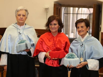 La vicepresidenta (centro) con dos mujeres honoris causa nombradas el pasado viernes en la Universidad de Salamanca.