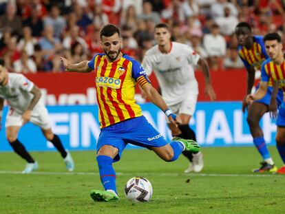 Gayá lanza un penalti con el Valencia el pasado martes en Sevilla.