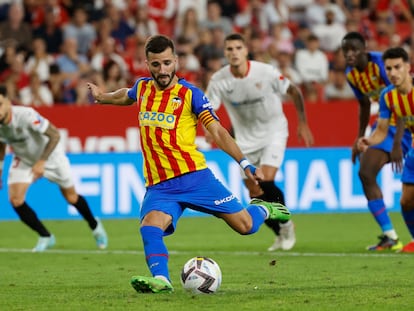 Gayá lanza un penalti con el Valencia el pasado martes en Sevilla.