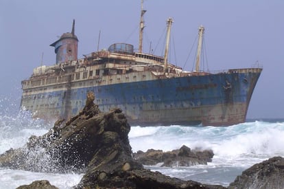 Los restos del American Star tal y como estaban en el año 2004 frente a la playa de Garcey (Fuerteventura).