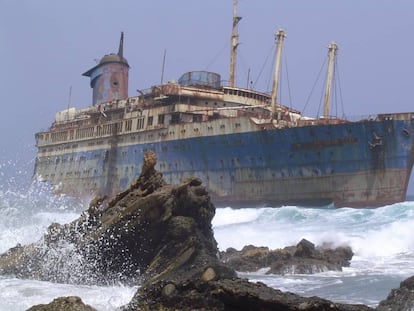Los restos del American Star tal y como estaban en el año 2004 frente a la playa de Garcey (Fuerteventura).