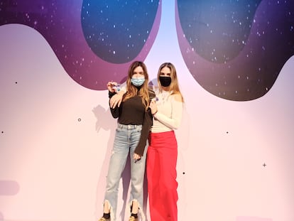 Las creadoras del Sweet Space Museum, Corina Mayorca y Alexandra Uzcategui, posan en la entrada con unas chuches.