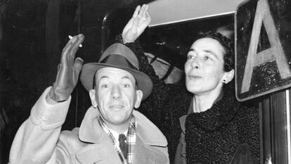 Noël Coward y su amiga y colaboradora Gladys Calthrop se suben a un tren camino de Nueva York en 1936.