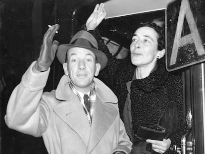 Noël Coward y su amiga y colaboradora Gladys Calthrop se suben a un tren camino de Nueva York en 1936.