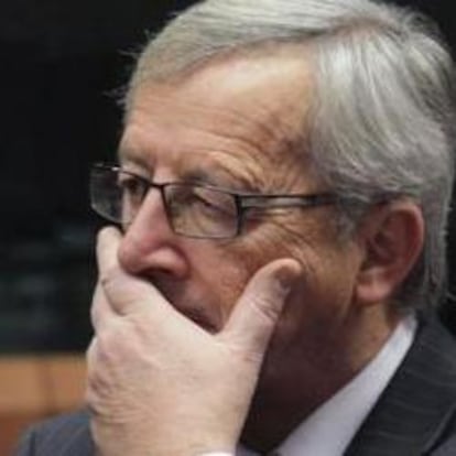 El presidente del Eurogrupo, Jean-Claude Juncker, conversa con el vicepresidente económico de la Comisión Europea (CE), Olli Rehn, antes de la reunión de los ministros de Economía y Finanzas