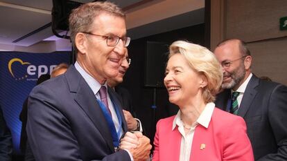 El líder del PP, Alberto Nuñez Feijóo, con la presidenta de la Comisión Europea, Ursula von der Leyen, durante la cumbre del Partido Popular Europeo, en junio.