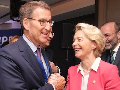 El líder del PP, Alberto Nuñez Feijóo, con la presidenta de la Comisión Europea, Ursula von der Leyen, durante la cumbre del Partido Popular Europeo, en junio.