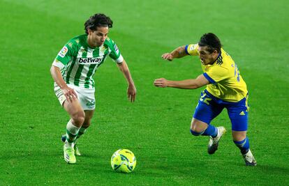 Diego Lainez se marcha de Espino.