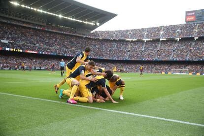 Os jogadores colchoneros celebram o 1 x 1.