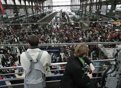 Viajeros afectados por el caos ferroviario tras los sabotajes del sábado, en una estación de París.