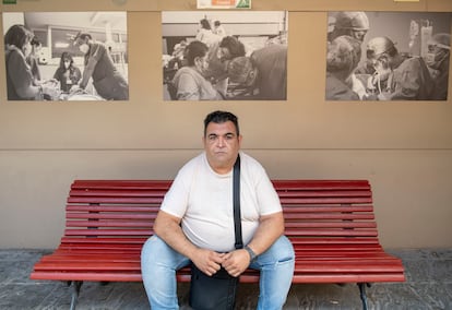 Juan Carlos Barrionuevo, en un banco del Hospital de Jaén, lleva 2 años en espera para entrar en la Unidad del Sueño.