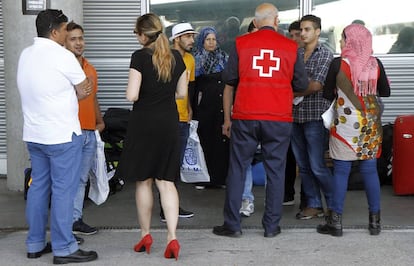 Un grupo de refugiados a su llegada  al aeropuerto de Madrid-Barajas.