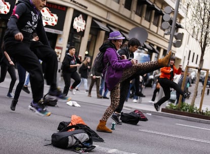 Un grupo de mujeres realiza una 'performance' durante la manifestación de Madrid.