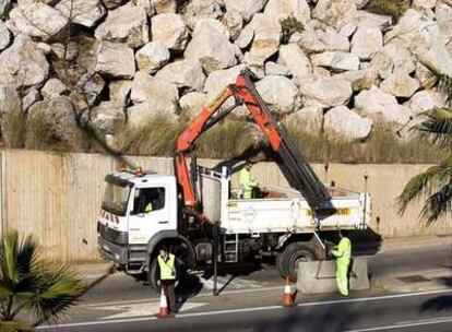 La grúa que retiró la enorme piedra del asfalto.