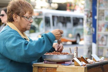 Vendedora ambulante en Montevideo.