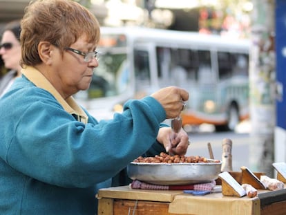 Vendedora ambulante en Montevideo.